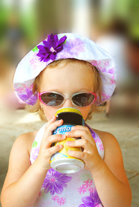 喝酒的小女孩.照片