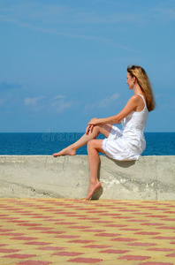 女人穿着白裙子坐着照片