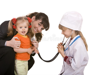 家庭医生和小女孩。