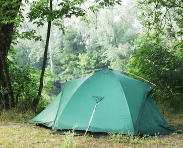 森林里的帐篷