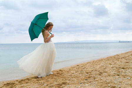 带着阳伞的新娘