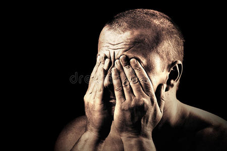 年轻人捂住眼睛照片