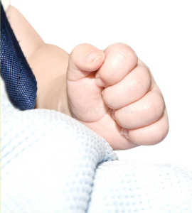 婴儿的手握拳图片
