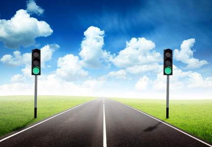 绿灯道路和绿灯照片