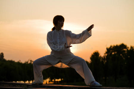穿白西装的女人做太极拳4照片