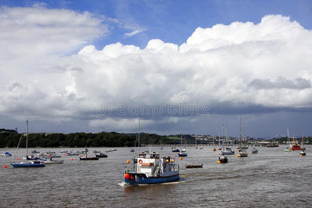 英国普利茅斯tamar river with boats