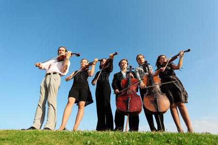 六位音乐家在天空中演奏小提琴