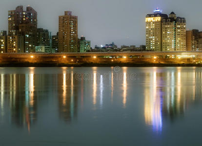 城市之夜伴着河流