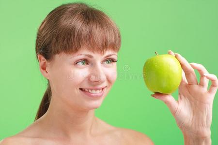 微笑的绿苹果女人