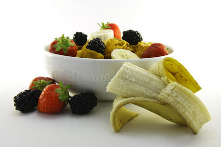 玉米片和水果与香蕉放在一个白色的碗里