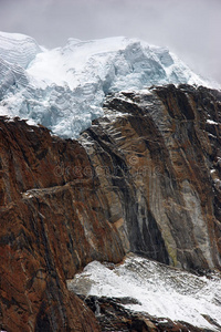 尼泊尔喜马拉雅山岩石悬崖顶部的巨大冰川