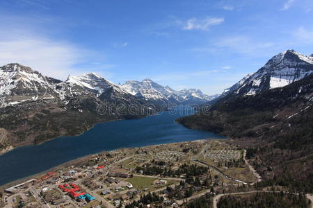 山间湖