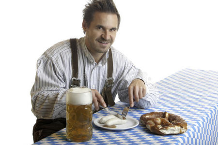在啤酒节吃饭的巴伐利亚人
