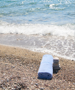 漂亮的海滨和蓝色毛巾。