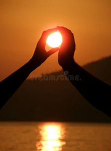 双手捧太阳的标志图片图片
