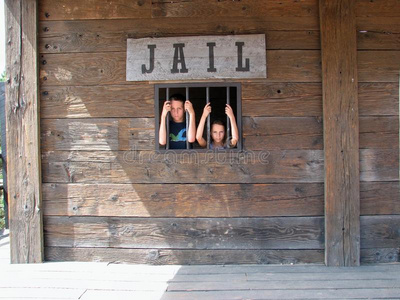 在监狱里的女人图片