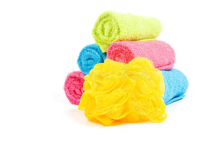 彩色毛巾卷与黄色浴缸海绵