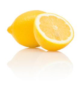 柠檬和它的一半反射