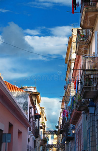 哈瓦那的街道，五彩缤纷的建筑