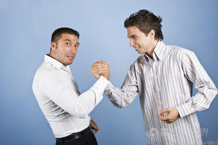 的商人想抓住什么打架后不说话的心烦意乱夫妇的复合图像两个男人对峙