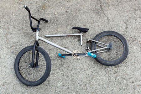坏自行车照片