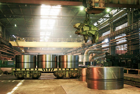 仓库里的卷钢板照片