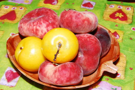 水果李子和扁桃图片