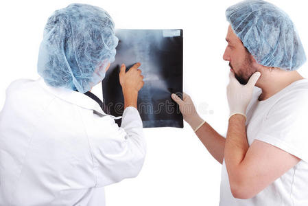 两名男医生在看扫描图像