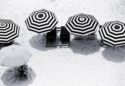 四把黑白花纹的沙滩伞图片