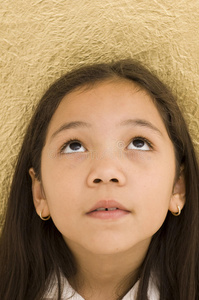 亚洲小孩抬头照片