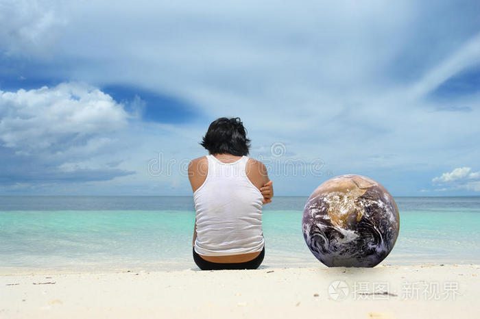 坐在沙滩上的地球人