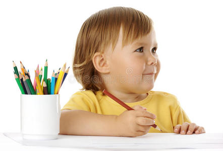 快乐的孩子用蜡笔画画