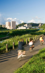 河岸自行车司机城市景观