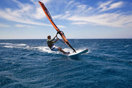 风帆在泻湖中风帆冲浪在泻湖中风帆冲浪在通过波风帆船客机从跑道起飞