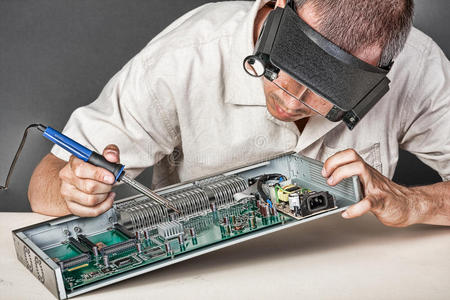 工程师修理电路板