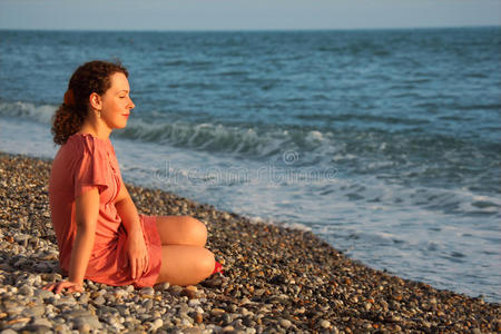 年轻女子坐在海边