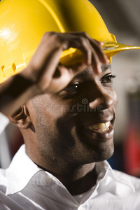 戴安全帽的非洲裔美国青年男性工人