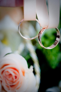 丝带上的两枚结婚戒指