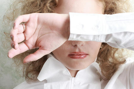 手捂着眼睛的小女孩被蒙住眼睛和困惑小女孩遮住眼睛引路狗的一份失明