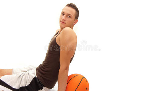 冷静的篮球运动员用球休息