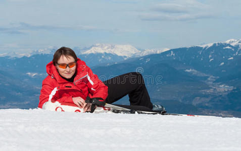 快乐的年轻滑雪者正在休息