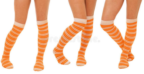 一双橙色袜子的女人腿