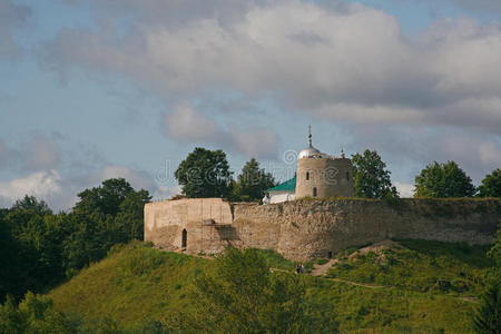 山丘上的城堡。伊兹博斯克要塞，普斯科夫地区，俄罗斯，欧洲。