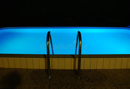 夜间游泳池
