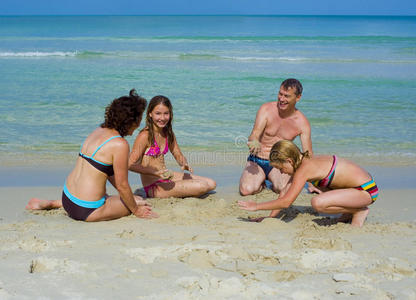 快乐的一家人在海滩上玩耍