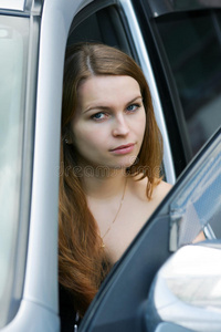 车上的年轻女子。