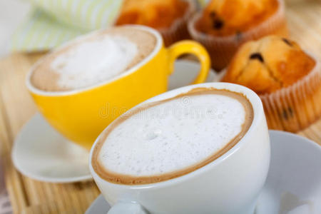 早餐有松饼咖啡和卡布奇诺