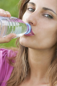 女人喝水草