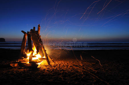 石狮石狮滩篝火摄影图