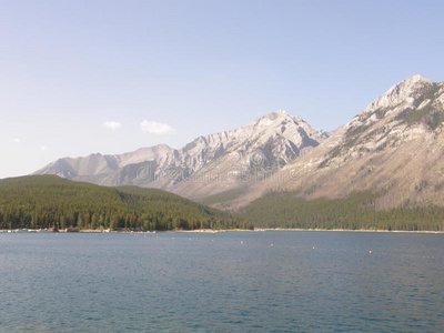 加拿大落基山脉的明尼万卡湖